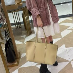 NWT Tory Burch Perry Triple Compartment
Leather  Tote